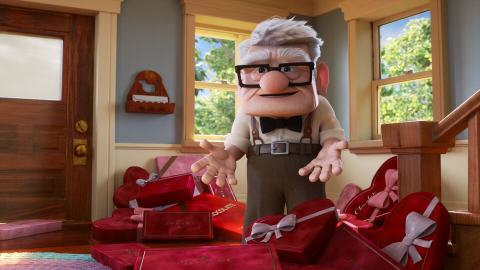 Personagem de animação Carl Fredricksen, um homem idoso, com traços quadrados, usando uma camisa branca com suspensórios, uma gravata borboleta preta e cinto.