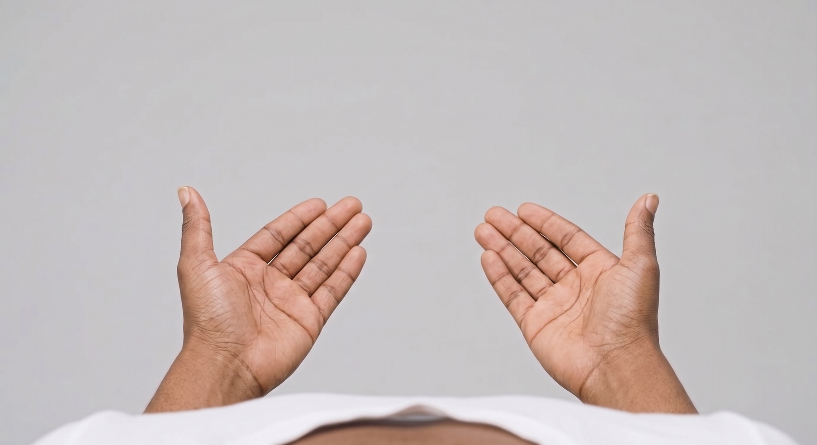 Tipos de plano: plano subjetivo (POV). Duas mãos ao centro da imagem, com as palmas abertas, e uma parte do corpo da mulher desfocada