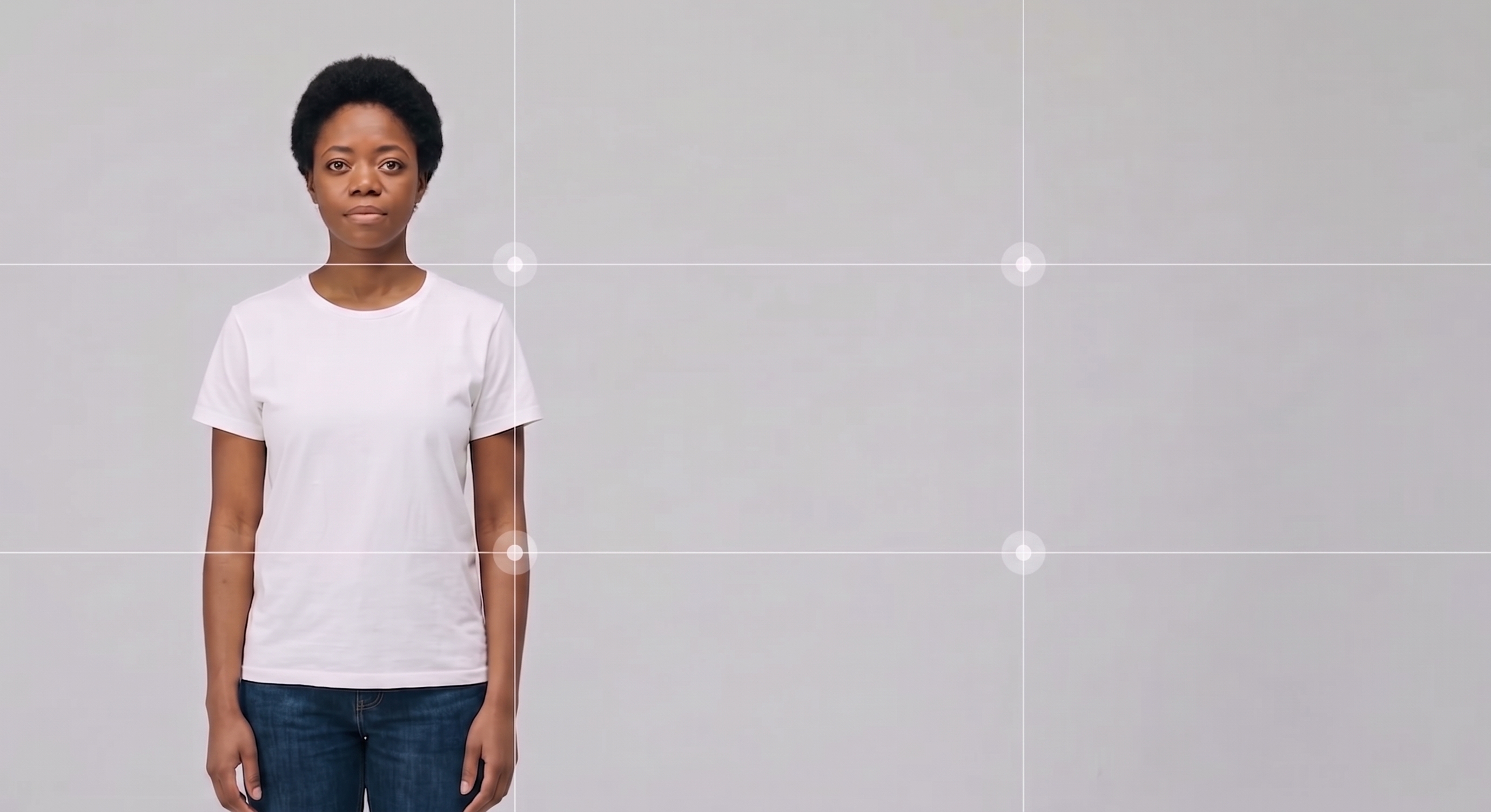 Tipos de planos e ângulos: regra dos terços. Uma mulher ao centro da imagem, usando calça jeans e camiseta branca em um fundo neutro